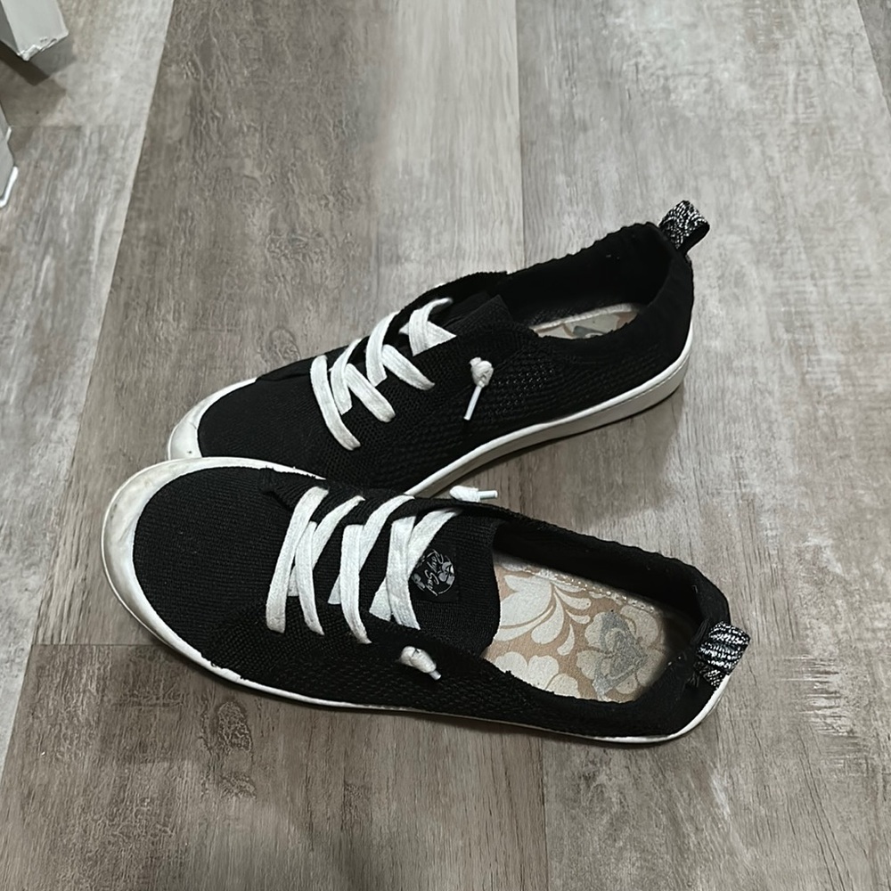 Roxy Black and White Casual Shoes 9.5 women’s